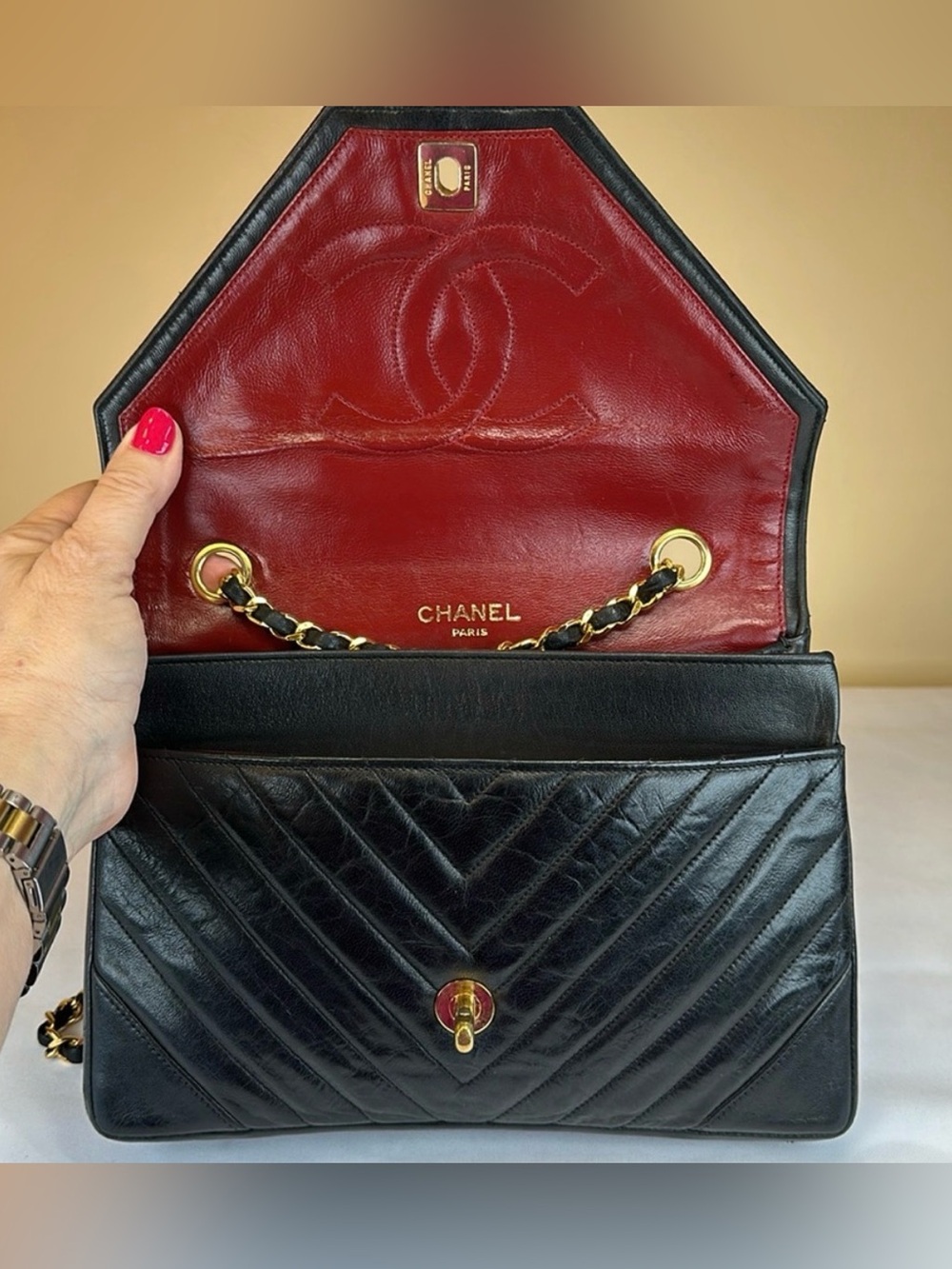 CHANEL Rare Early‑80s Chevron Lambskin Turnlock Envelope Bag 24K Gold‑Plated - Picture 3 of 16